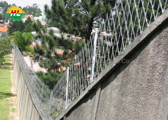 Anti Climbing Concertina Coil Fencing Galvanized Finish For Wall Top Defending