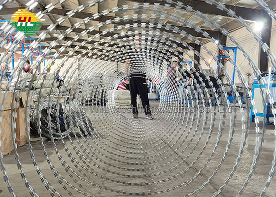 سياج أمان حديقة الأسلاك الشائكة ، سلك شائكة كونسرتينا مقصوص من الصلب المجلفن 300 مللي متر